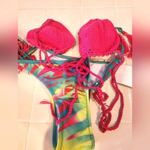 Lot of 20 swimsuits- tops & bottoms - Picture 2 of 10
